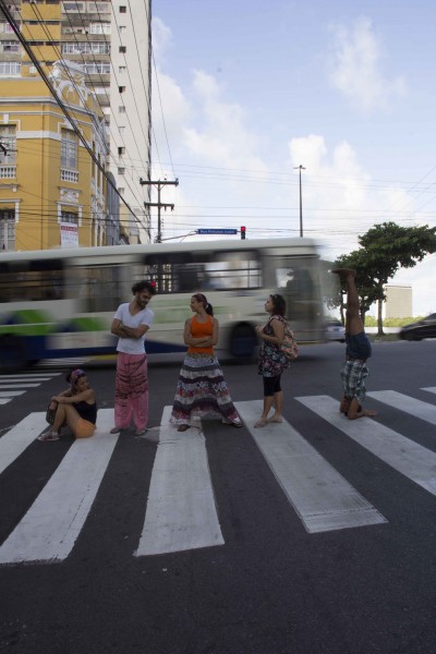 Coletivo Lugar Comum realiza perfomances em aeroportos, rodoviárias e estações do metrô no Nordeste