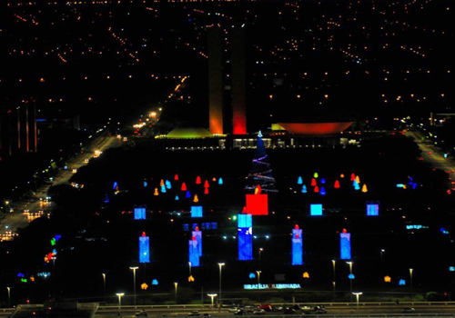 ‘Brasília Iluminada’ reúne espaço cultural, presépio virtual e árvores luminosas